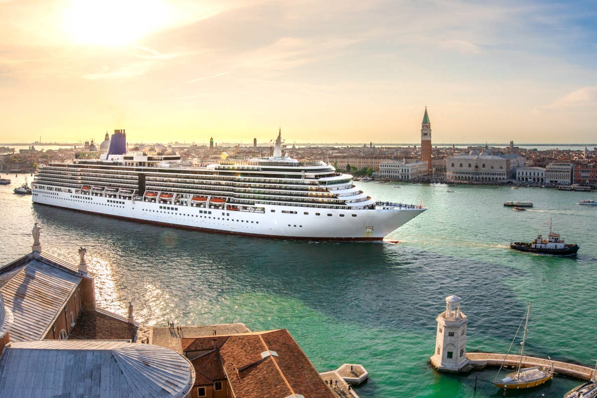 Venezia, la grande fuga delle crociere dalla Laguna: «Futuro a rischio»